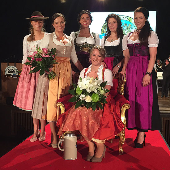 Die Bayerische Bierkönigin 2015 Marlene Speck inmitten ihrer Vorgängerinnen (©Foto. Martin Schmitz)